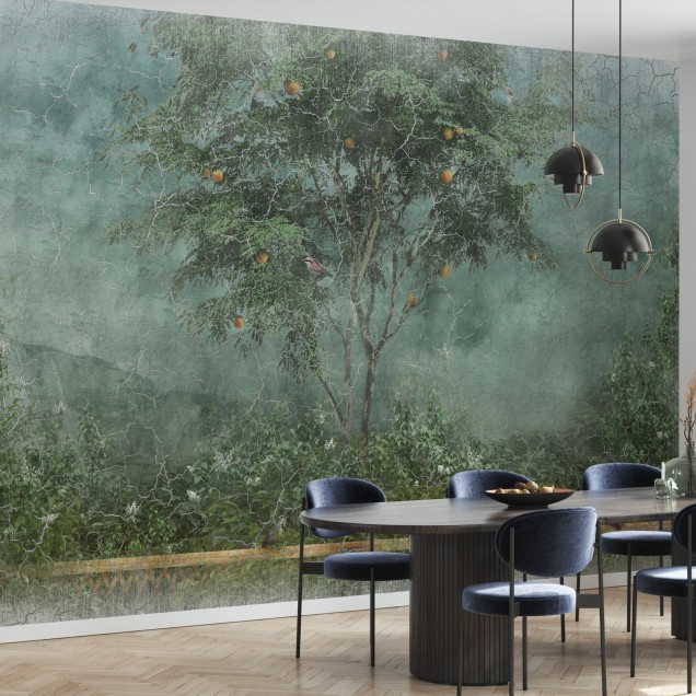 Tapet cu design vintage, Old Frayed Painted Wall II, cu un copac plin de fructe pe un fundal verde cu aspect uzat.