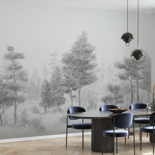 Tapet Bohemian Forest, BW, cu un design minimalist in tonuri de gri, cu o pădure liniștită, perfect pentru a crea o atmosferă relaxantă și sofisticată.  Se vede livingul cu canapea, scaun, masă de cafea și alte decorațiuni.