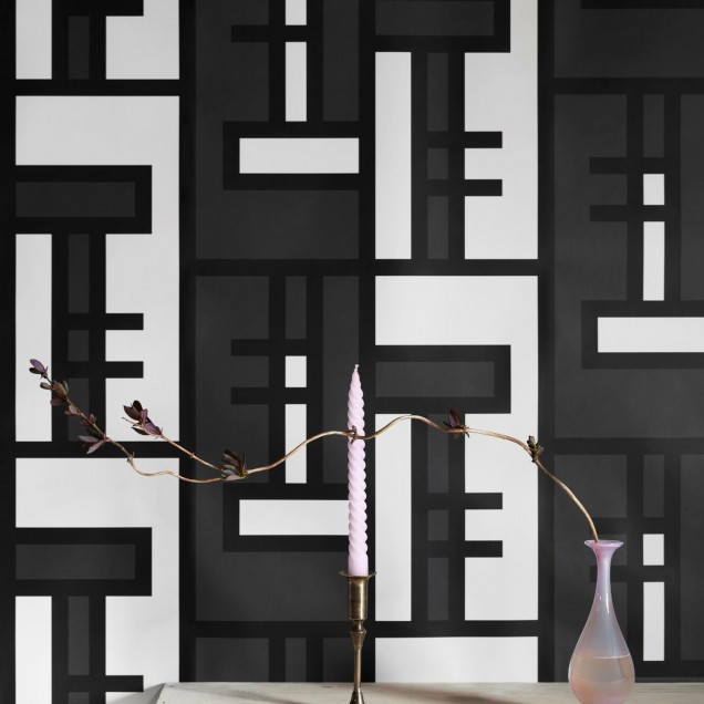 Tapet geometric modern Black Brick, Shifted, cu model abstract de culoare neagră.