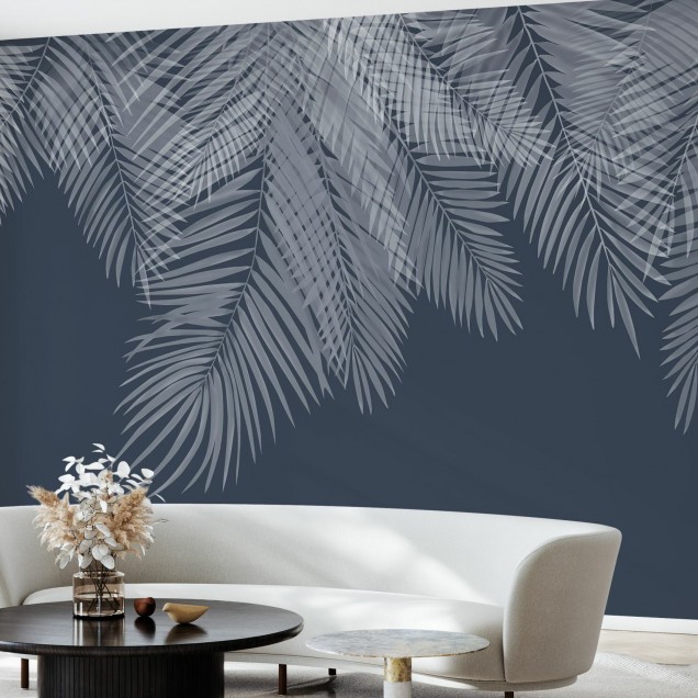 Tapet cu frunze de palmier alb pe fond albastru, perfect pentru decorarea livingului, dormitorului sau a altor încăperi.