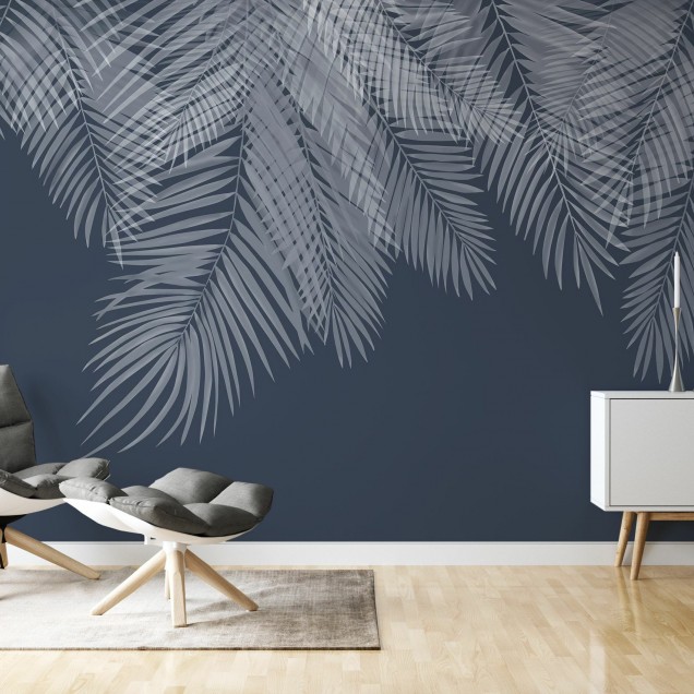 Tapet cu frunze de palmier alb pe fond albastru, perfect pentru decorarea livingului, dormitorului sau a altor încăperi.