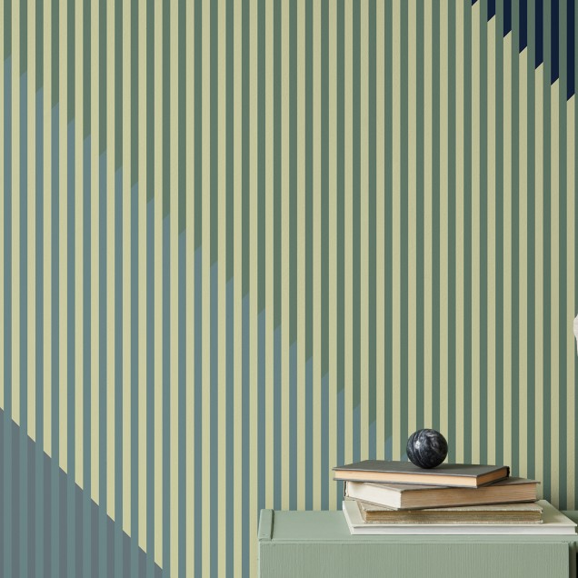 Wallpaper cu dungi verticale subtile, în culori reci, perfect pentru un living, dormitor sau hol.