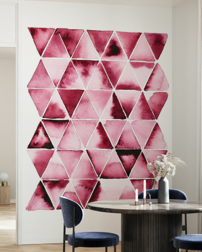 Tapet geometric cu triunghiuri roșii, perfect pentru a crea un punct focal în orice cameră.