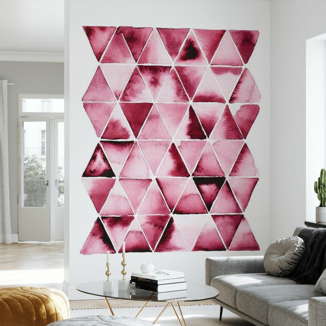 Tapet geometric cu triunghiuri roșii, perfect pentru a crea un punct focal în orice cameră.