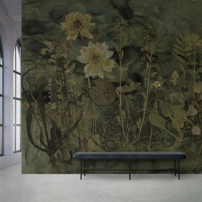 Tapet floral cu nuanțe de verde și maro cu flori uscate pe fundal verde închis. Tapetul este afișat pe peretele unui spațiu modern, cu un scaun negru în fața lui.