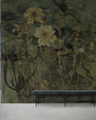 Tapet floral cu nuanțe de verde și maro cu flori uscate pe fundal verde închis. Tapetul este afișat pe peretele unui spațiu modern, cu un scaun negru în fața lui.
