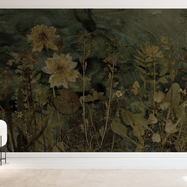 Tapet floral cu nuanțe de verde și maro cu flori uscate pe fundal verde închis. Tapetul este afișat pe peretele unui spațiu modern, cu un scaun negru în fața lui.