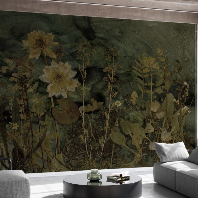 Tapet floral cu nuanțe de verde și maro cu flori uscate pe fundal verde închis. Tapetul este afișat pe peretele unui spațiu modern, cu un scaun negru în fața lui.