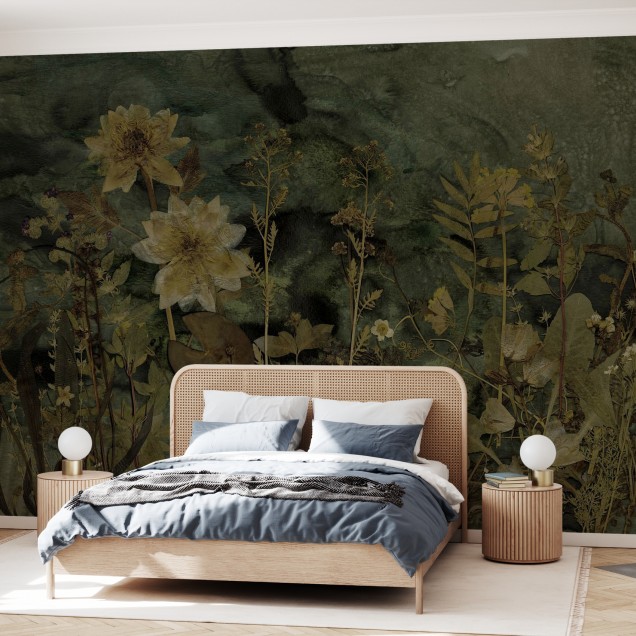 Tapet floral cu nuanțe de verde și maro cu flori uscate pe fundal verde închis. Tapetul este afișat pe peretele unui spațiu modern, cu un scaun negru în fața lui.