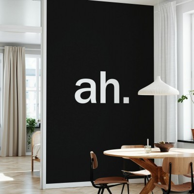 Tapet Ah. Design minimalist cu un text simplu și un fundal negru, perfect pentru un living elegant.