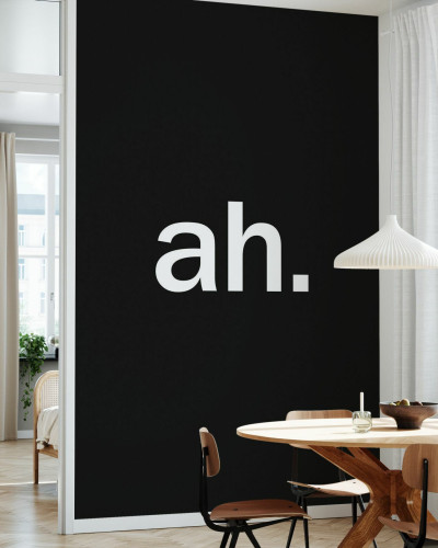 Tapet Ah. Design minimalist cu un text simplu și un fundal negru, perfect pentru un living elegant.