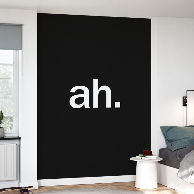 Tapet Ah. Design minimalist cu un text simplu și un fundal negru, perfect pentru un living elegant.
