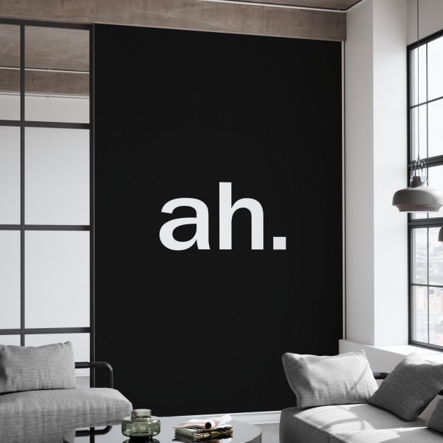 Tapet Ah. Design minimalist cu un text simplu și un fundal negru, perfect pentru un living elegant.