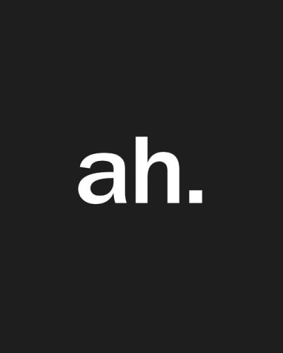 Tapet Ah. Design minimalist cu un text simplu și un fundal negru, perfect pentru un living elegant.