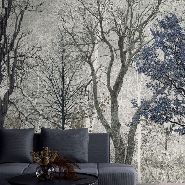Tapet Winter Blues in the Woods cu design abstract de pădure în albastru si alb, aplicat pe peretele unui living cu mobilier modern.