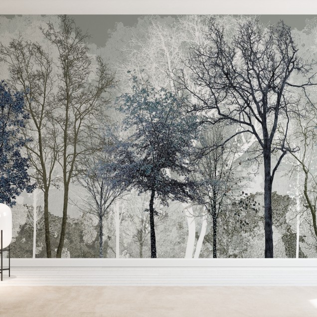 Tapet Winter Blues in the Woods cu design abstract de pădure în albastru si alb, aplicat pe peretele unui living cu mobilier modern.