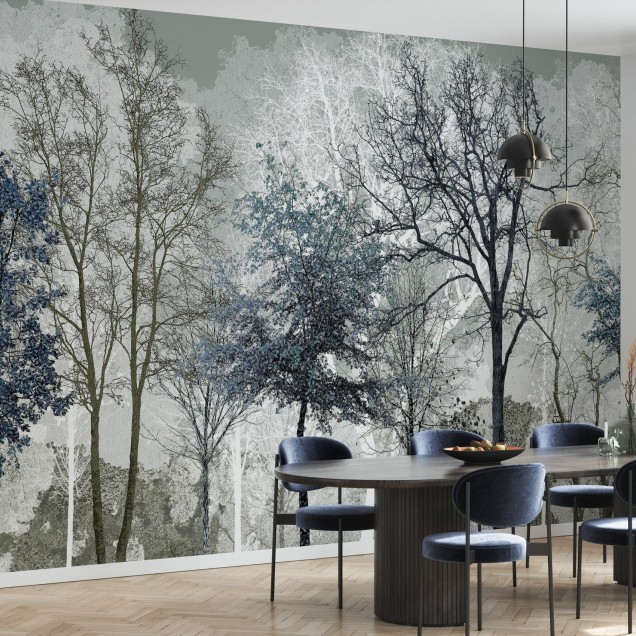 Tapet Winter Blues in the Woods cu design abstract de pădure în albastru si alb, aplicat pe peretele unui living cu mobilier modern.