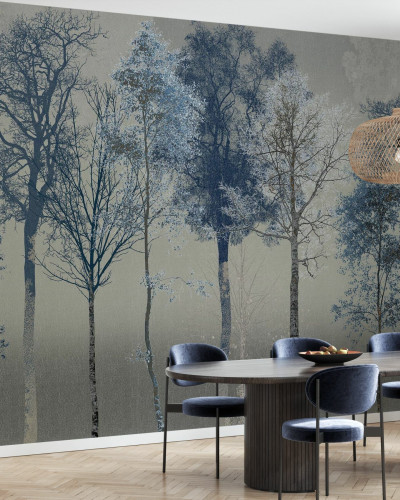 Tapet Hidden Bird, Blue Grey, cu un design minimalist de pădure în nuanțe de gri-albastru, perfect pentru a crea un ambient relaxant în living, dormitor sau hol.