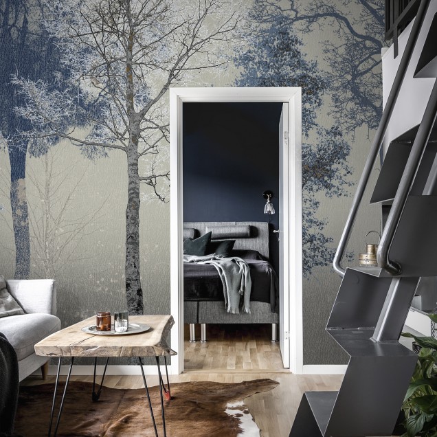 Tapet Hidden Bird, Blue Grey, cu un design minimalist de pădure în nuanțe de gri-albastru, perfect pentru a crea un ambient relaxant în living, dormitor sau hol.