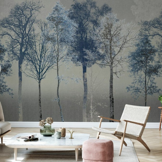 Tapet Hidden Bird, Blue Grey, cu un design minimalist de pădure în nuanțe de gri-albastru, perfect pentru a crea un ambient relaxant în living, dormitor sau hol.