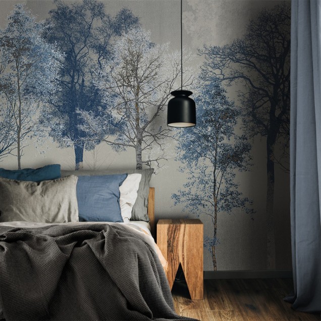 Tapet Hidden Bird, Blue Grey, cu un design minimalist de pădure în nuanțe de gri-albastru, perfect pentru a crea un ambient relaxant în living, dormitor sau hol.