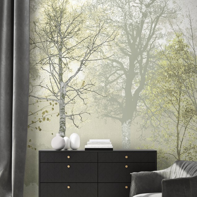 Tapet Hidden Bird, Green Beige, cu design de copaci subțiri și o pasăre ascunsă, perfect pentru a crea o atmosferă liniștită și relaxantă.