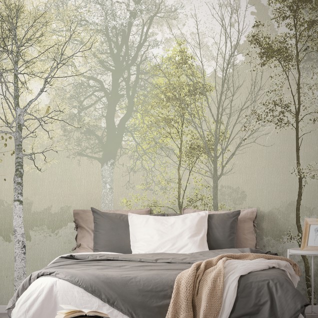 Tapet Hidden Bird, Green Beige, cu design de copaci subțiri și o pasăre ascunsă, perfect pentru a crea o atmosferă liniștită și relaxantă.