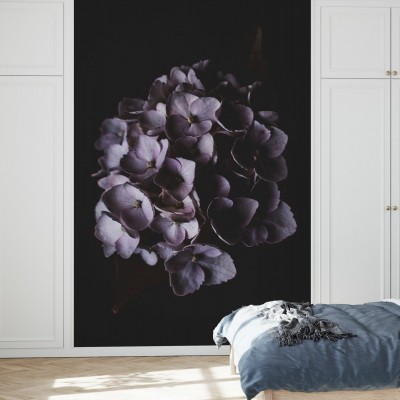 Tapet floral cu flori mov pe un fundal negru