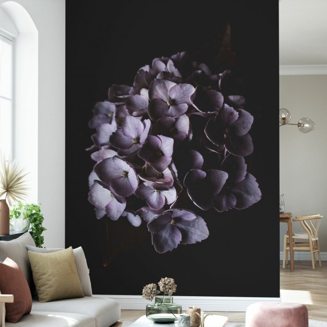 Tapet floral cu flori mov pe un fundal negru