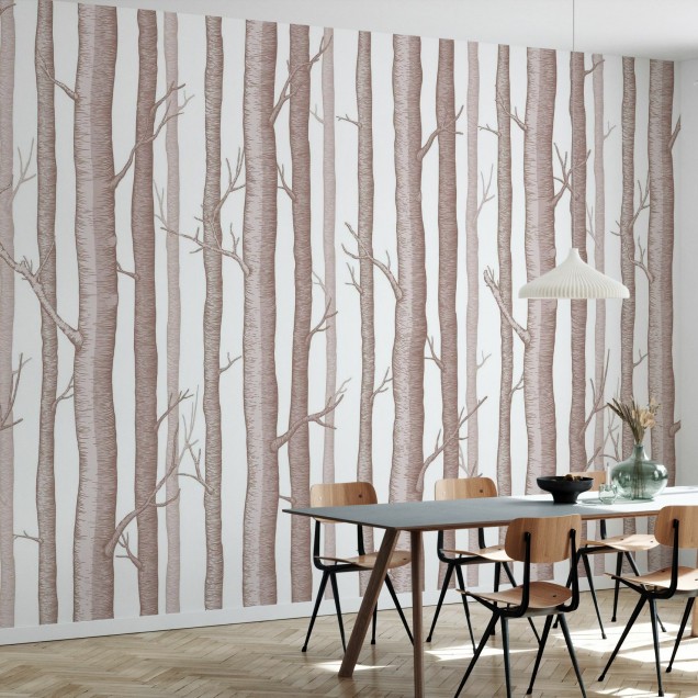Tapet cu aspect de pădure, Trees and Trees Photowall, cu trunchiuri de copaci în nuanțe de maro, pe un fundal alb.