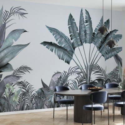 Tapet tropical cu frunze de palmier în nuanțe de albastru și verde, decorat într-o sufragerie cu o masă și scaune din lemn și o canapea albă.