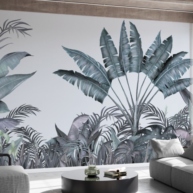 Tapet tropical cu frunze de palmier în nuanțe de albastru și verde, decorat într-o sufragerie cu o masă și scaune din lemn și o canapea albă.