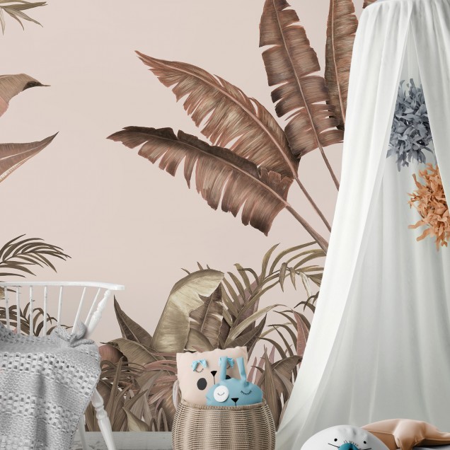 Wallpaper Tropical Pale Pecan cu frunze de palmier în nuanțe de maro deschis și roz pal