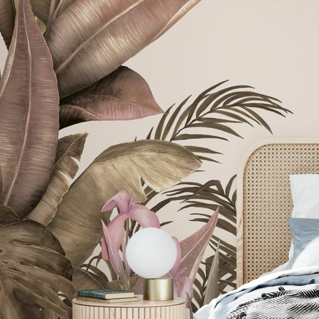 Wallpaper Tropical Pale Pecan cu frunze de palmier în nuanțe de maro deschis și roz pal