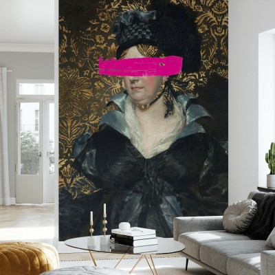 Tapet Masked Master cu o femeie cu pălărie elegantă și o bandă roz care îi acoperă ochii. Tapetul este prezentat într-un interior modern.