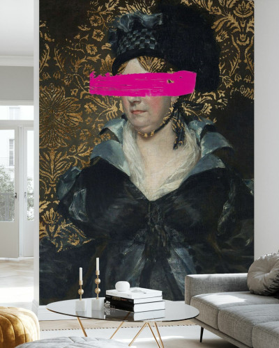 Tapet Masked Master cu o femeie cu pălărie elegantă și o bandă roz care îi acoperă ochii. Tapetul este prezentat într-un interior modern.