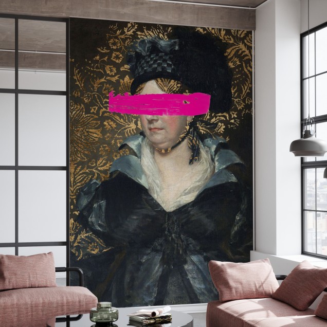 Tapet Masked Master cu o femeie cu pălărie elegantă și o bandă roz care îi acoperă ochii. Tapetul este prezentat într-un interior modern.