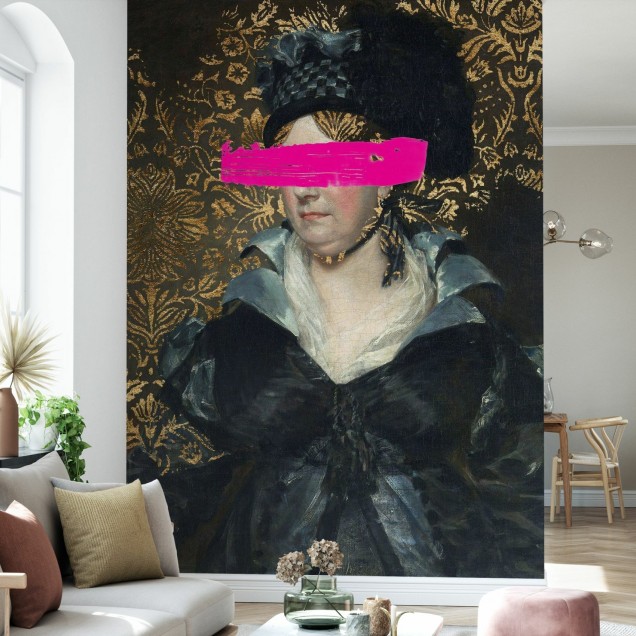 Tapet Masked Master cu o femeie cu pălărie elegantă și o bandă roz care îi acoperă ochii. Tapetul este prezentat într-un interior modern.