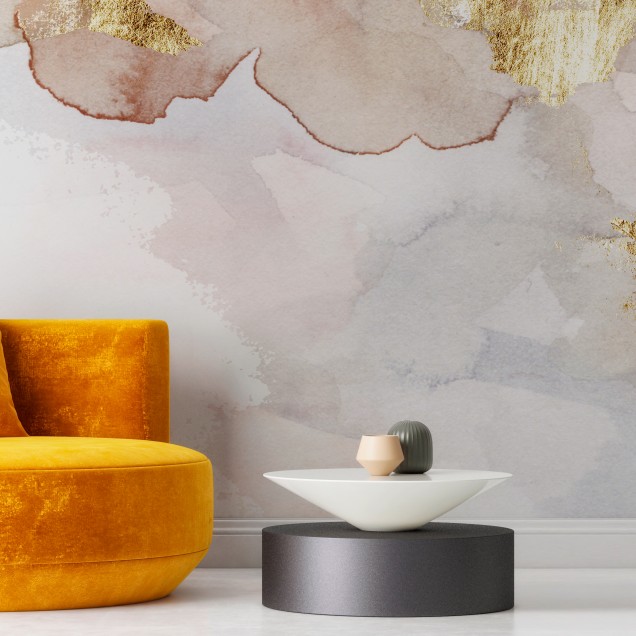 Fototapet abstract în nuanțe de indigo, roz blush și auriu, aplicat într-un living modern.