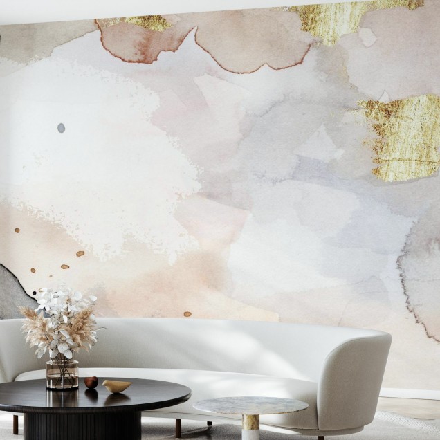 Fototapet abstract în nuanțe de indigo, roz blush și auriu, aplicat într-un living modern.