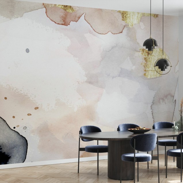 Fototapet abstract în nuanțe de indigo, roz blush și auriu, aplicat într-un living modern.