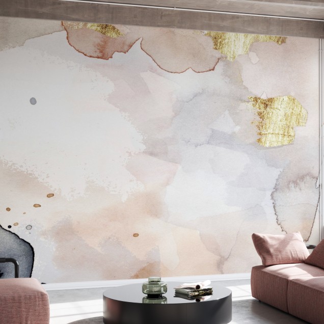 Fototapet abstract în nuanțe de indigo, roz blush și auriu, aplicat într-un living modern.