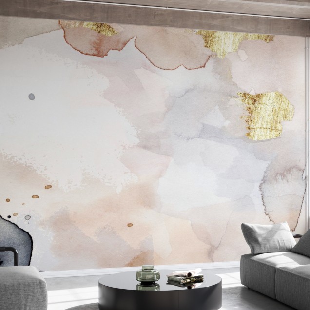 Fototapet abstract în nuanțe de indigo, roz blush și auriu, aplicat într-un living modern.