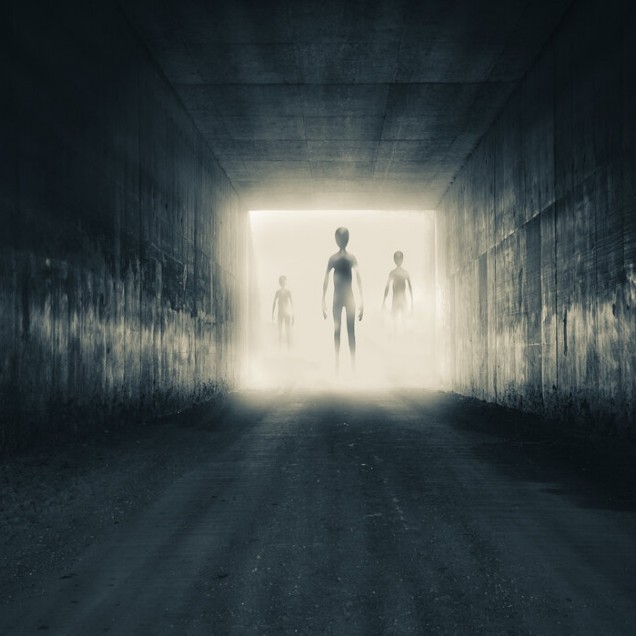 Tapet Group of Aliens, cu extraterestri mergând în josul unui tunel întunecat spre o lumină orbitoare.