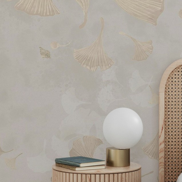 Tapet cu frunze de Ginkgo în culori calde de beige, perfect pentru a decora livingul, dormitorul sau biroul.