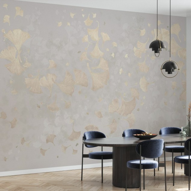 Tapet cu frunze de Ginkgo în culori calde de beige, perfect pentru a decora livingul, dormitorul sau biroul.