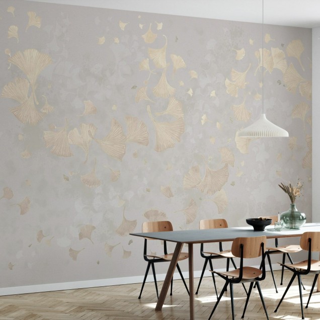 Tapet cu frunze de Ginkgo în culori calde de beige, perfect pentru a decora livingul, dormitorul sau biroul.