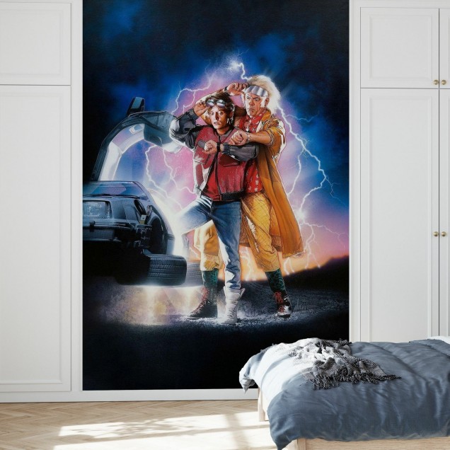 Imagine cu un wallpaper cu o scenă iconică din filmul "Întoarce-te în viitor", cu Marty McFly și Doc Brown.
