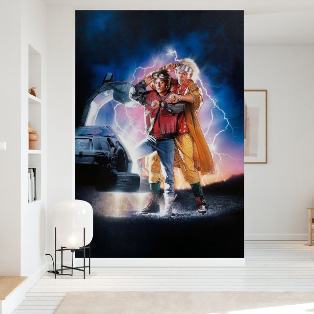 Imagine cu un wallpaper cu o scenă iconică din filmul "Întoarce-te în viitor", cu Marty McFly și Doc Brown.