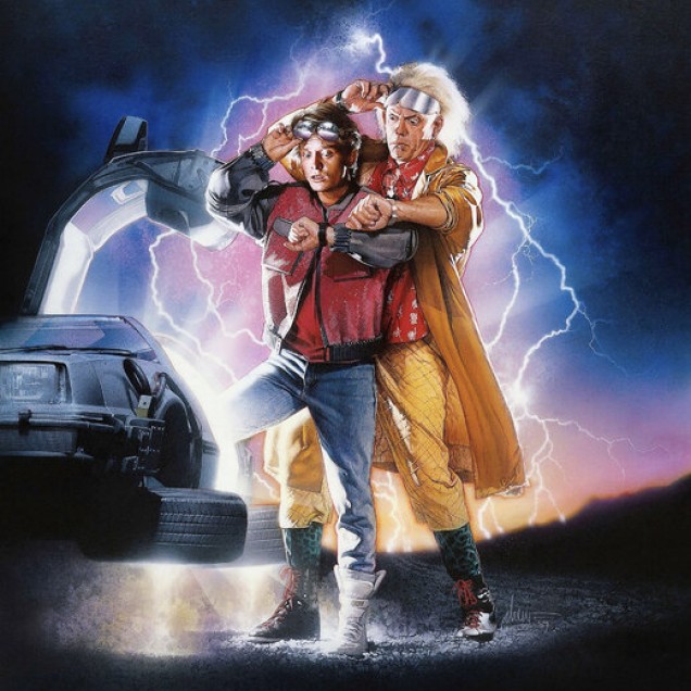 Imagine cu un wallpaper cu o scenă iconică din filmul "Întoarce-te în viitor", cu Marty McFly și Doc Brown.